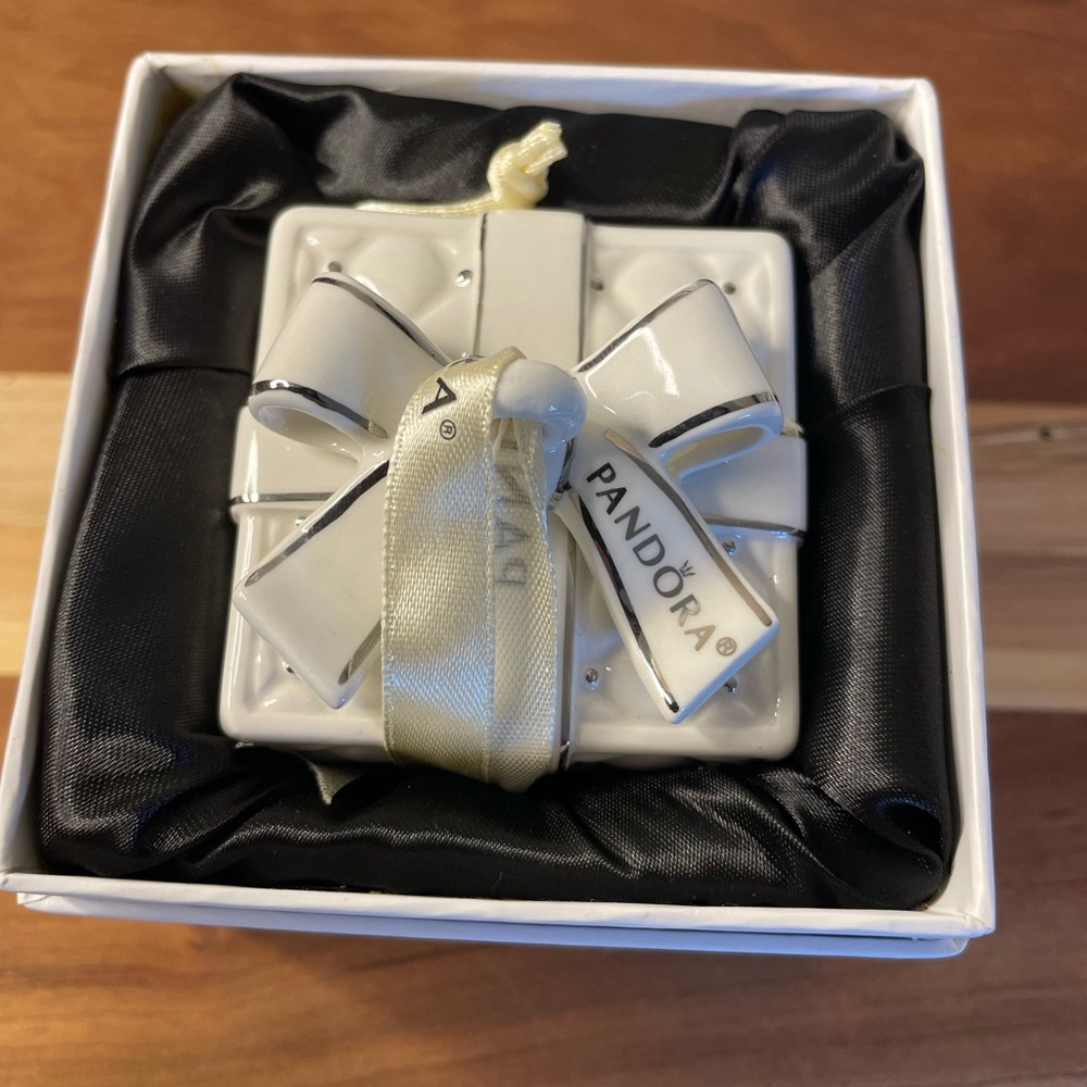 Pandora 2016 Present Gift Box Christmas Ornament Jared